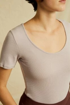 Itana Dream Rib Tee - Dawn -AMOUR VERT Sales 0018 Short Sleeve Itana Dawn 4180 web 39e0c3ab 13a7 464e b7ba e97fe3c2a38b