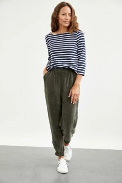 Halle Tee - Navy And Ivory -AMOUR VERT Sales 0049 Winter Francoise Navy Ivory Stripe 0385 web 24b6c3f6 9647 4c42 9a1c defc4d37383e