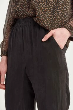 Henri Cupro Joggers - Black -AMOUR VERT Sales 0074 Henri Cupro Black 1403 web daa33ce5 b28a 429d 90b0 21fe26b0df69