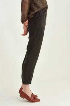 Henri Cupro Joggers - Black -AMOUR VERT Sales 0074 Henri Cupro Black 1408 web 12ba98c9 c5a5 4506 bb92 f5e55a0ce20b