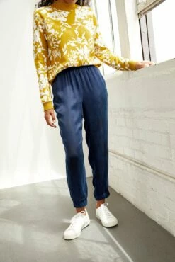 Henri Cupro Joggers - Navy -AMOUR VERT Sales 0074 Henri Cupro Navy 0650 web d684ce04 7ca6 4b00 a6b2 5d6a1e400df6