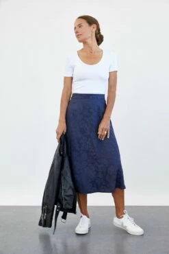 Poppy Skirt - Beryl Navy -AMOUR VERT Sales 0147 Poppy Jaquard Beryl 1870 web b33d942b d9a2 4acf af65 e7e47c724014
