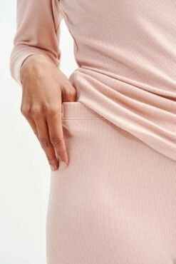 Magda Cropped Dream Rib Leggings - Rose -AMOUR VERT Sales 0333 Cropped Magda Dream Rib Rose 0362 web 0647c46c 954e 4c5b 9eee 09a8820baccb