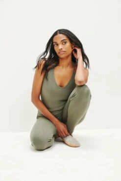 Magda Cropped Dream Rib Leggings - Vetiver -AMOUR VERT Sales 0333 Cropped Magda Dream Rib Vetiver 1581 web e6ee9b5a 230c 44e1 980e 2693f698c145