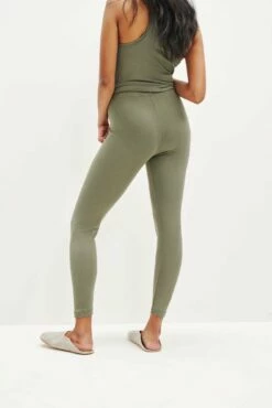 Magda Cropped Dream Rib Leggings - Vetiver -AMOUR VERT Sales 0333 Cropped Magda Dream Rib Vetiver 1632 web e7b9014c de62 46d0 96c9 228642254f1a