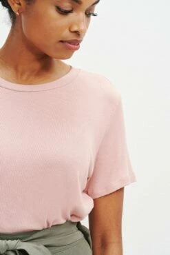 Berkeley Dream Rib Tee - Rose -AMOUR VERT Sales 0372 SS Berkeley Dream Rib Rose 0740 Web 1498a860 f5df 453d bd24 7357eacc7c21