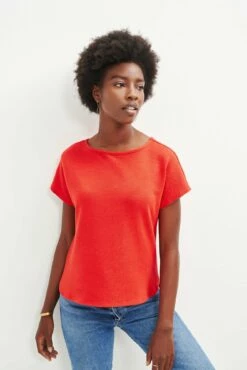 Chessa Scallop Knit Tee - Carmine -AMOUR VERT Sales 0392 Chessa Carmine 2435 web 8fbac6ba 1b0b 4333 bea9 9000beb79046