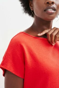 Chessa Scallop Knit Tee - Carmine -AMOUR VERT Sales 0392 Chessa Carmine 2456 web 5f44468b e08d 4146 8365 82a9d0a389f2