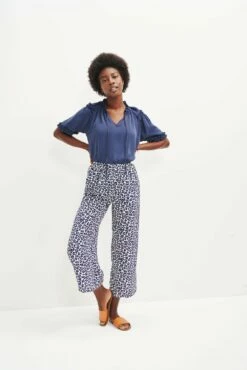 Zuri Cupro Blouse - Ocean -AMOUR VERT Sales 0396 Zuri Ocean 0109 web 2daaf5dd 48cf 47b5 a48d c2fcb8c0251a