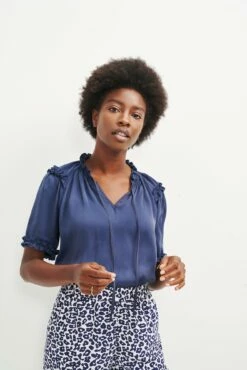 Zuri Cupro Blouse - Ocean -AMOUR VERT Sales 0396 Zuri Ocean 0128 web 15ef88a1 66ab 4402 af1d a023b4eeb070