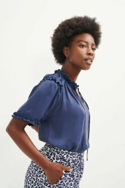 Zuri Cupro Blouse - Ocean -AMOUR VERT Sales 0396 Zuri Ocean 0150 web 3ab9bc19 5348 4096 975b 1377821e76c9