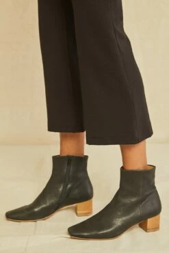 Beatrice Cropped Flare Pant -AMOUR VERT Sales 0429 Beatrice Cropped Flare Black 0596 web