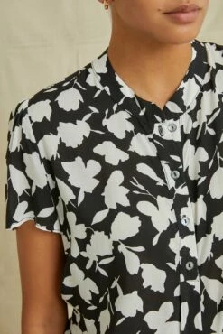 Elodie Ecovero Blouse - Vista Floral -AMOUR VERT Sales 0460ElodieVista 7177 web 8cff7227 4435 4112 8783 efd8b3a97d2f