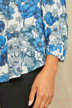 Eusalia Ecovero Blouse - Elsinore Blue 9 Eusalia Ecovero Blouse - Elsinore Blue -AMOUR VERT Sales 0517 Eusalia Elsinore Blue 3407 web 7921c7a6 6478 4a70 a26a 1da639945173