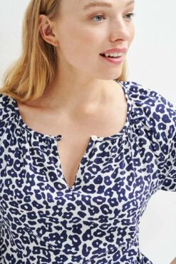 Lotta Washable Silk Blouse - Navy Sauvage -AMOUR VERT Sales 0563 Lotta Silk Sauvage Print 1376 web 26ab31df 2c60 49c9 b115 48a4a4668ab1