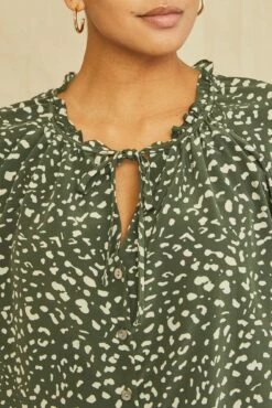 Isla Washable Silk Blouse - Rocher Dot -AMOUR VERT Sales 0609 Isla Rocher Dot 4618 web e5d706aa 6c56 4bd4 a977 76436cee3ff7