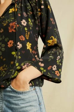 Isla Washable Silk Blouse - St. Germain Floral -AMOUR VERT Sales 0609 Isla St Germain Floral 3505 web 1ffbb7bd ed9b 4081 b85c 7e96d748d750