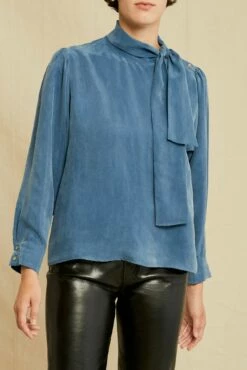 Olivet Cottonseed Cupro Blouse - Azure 9 Olivet Cottonseed Cupro Blouse - Azure -AMOUR VERT Sales 0710 Olivet Cottonseed Cupro Azure 1303 web a0951109 36b9 4eed 91bd 7f650886d334