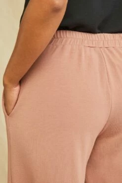 Eugenia Luxe Fleece Pants - Quartz -AMOUR VERT Sales 0716 Eugenia Luxe Quartz 3478 web d96834bf ad61 41d1 ae14 c31c11819c36