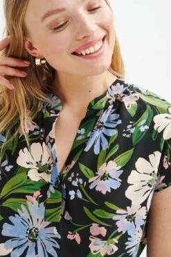 Renata Washable Silk Blouse - Printemps Floral -AMOUR VERT Sales 1068 Renata Printemps Print 1823 web a2a2fe3b a75e 4b14 b364 a0940b3f9b1e