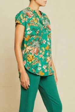 Renata Washable Silk Blouse - Rosalind Floral -AMOUR VERT Sales 211013 AV October ECOMM 1068RenataWashableSilkRosalindFloral 7909 web f4bfab89 97da 4891 a0cc b6711c9074f6