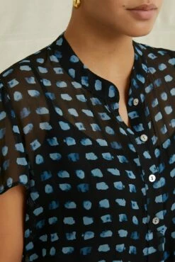 Elodie Nouveau Silk Blouse - Squared Up Black -AMOUR VERT Sales 6672ElodieSquaredUpBlack 3040 web a42ebcbe d01d 46ac 8366 6d10208f81f2