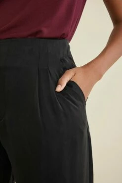 Parnel Silk Pants -AMOUR VERT Sales 9622 Parnel Black 2600 web c6756be3 989e 42d0 9e05 df0420de121f