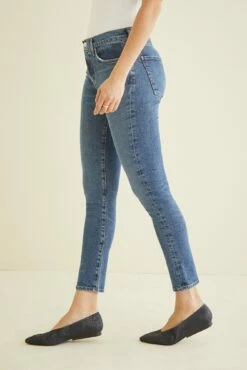 AGOLDE Toni Mid Rise Straight Jean -AMOUR VERT Sales AGOLDE Toni Stretch Mid Rise Obscure 493 web