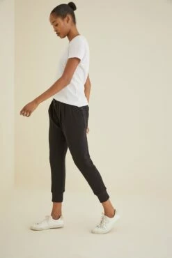 Jamie Pleated Joggers - ReAmour -AMOUR VERT Sales Jamie Black 2410 web 785120a7 517d 4864 97f7 44a7a3d3da26